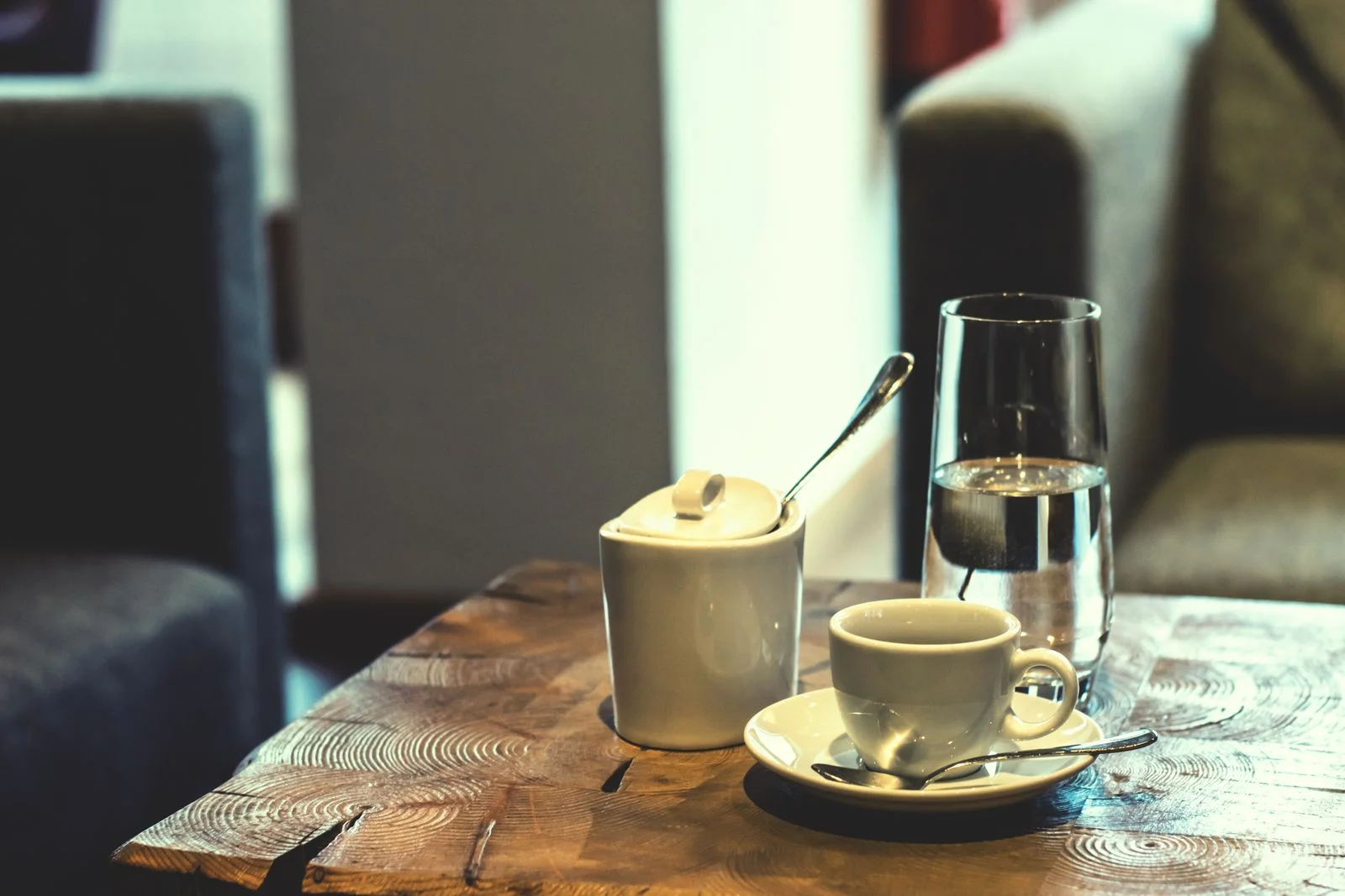 落ち着いたカフェタイムのイメージ