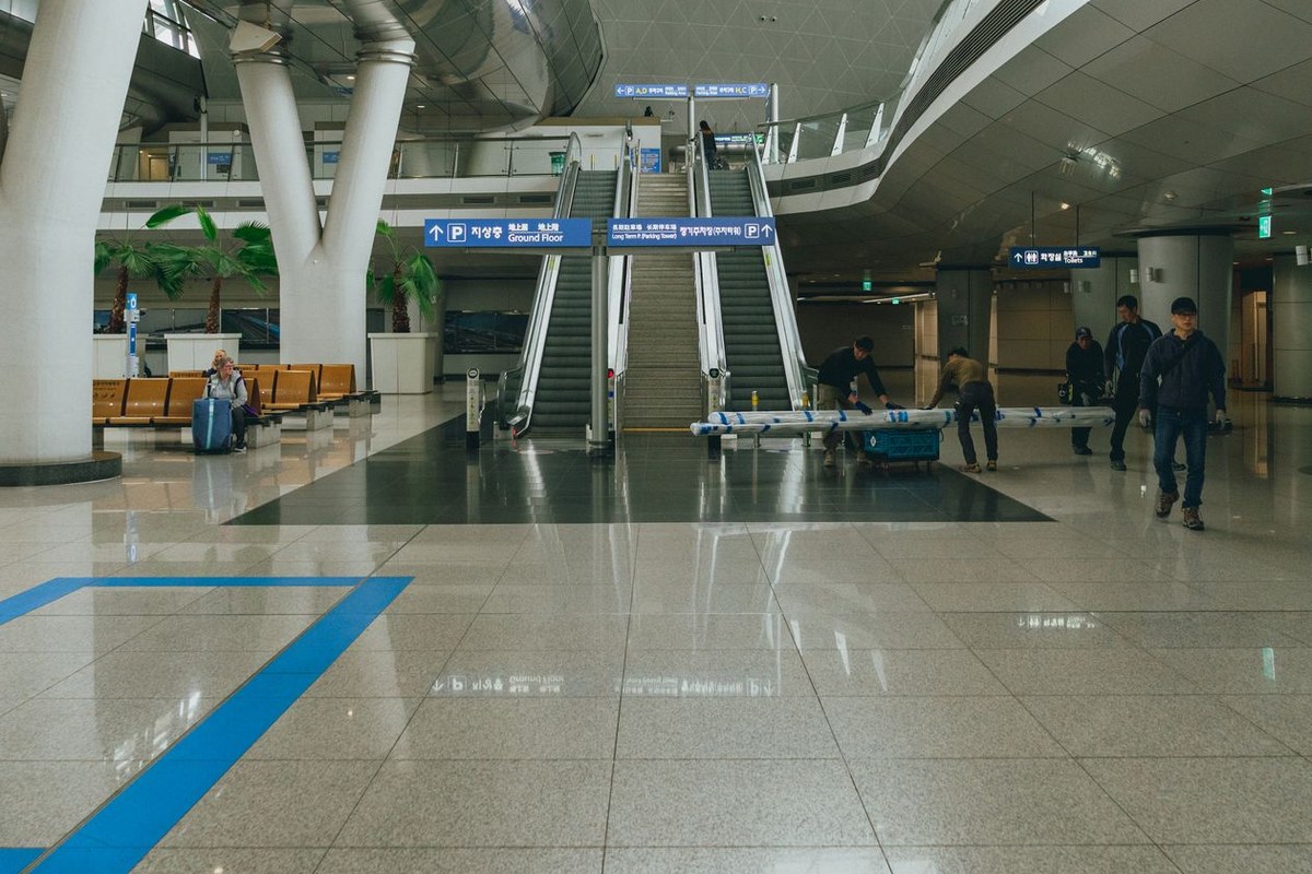 空港ターミナルの案内表示のイメージ
