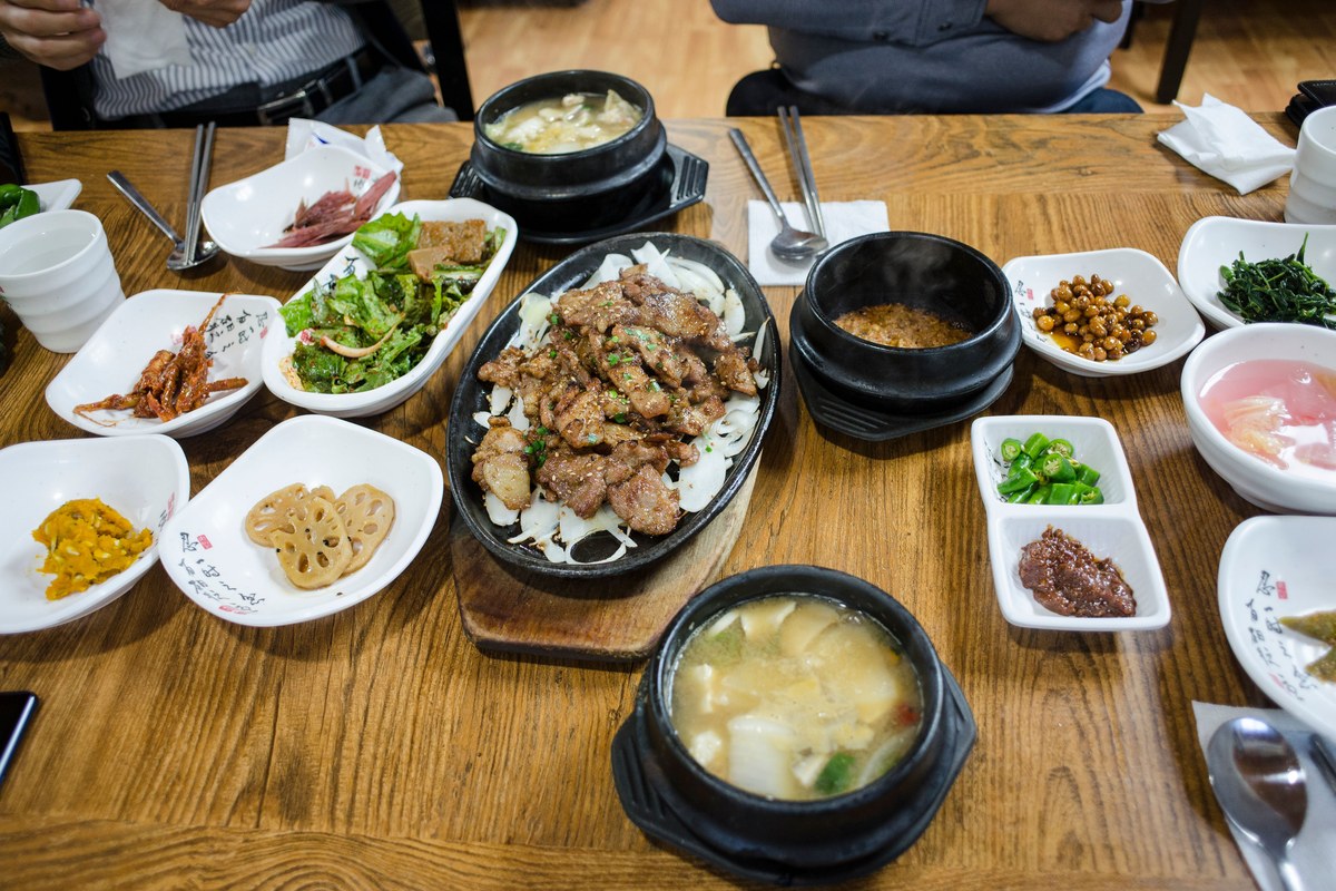 食卓に並ぶ韓国のおかずのイメージ