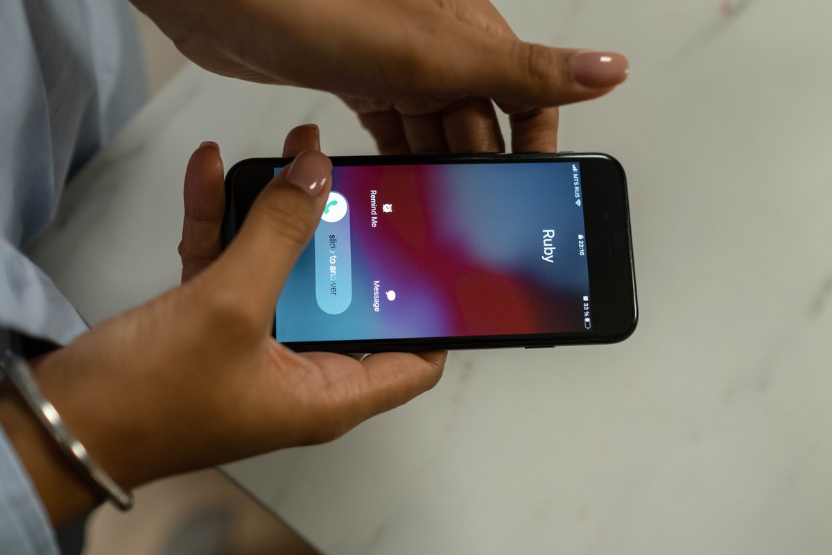 電話で連絡を取るイメージ