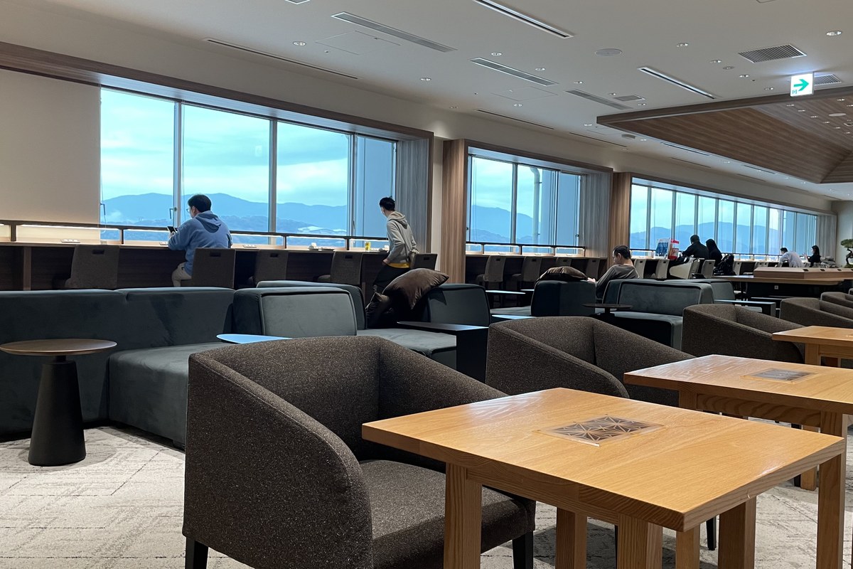 窓際の座席から山並みを望むラウンジ内観