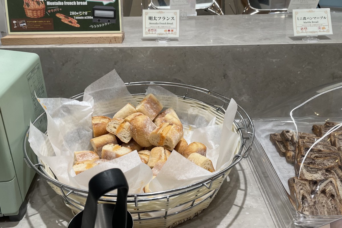 明太フランスパンなどが並ぶベーカリーコーナー