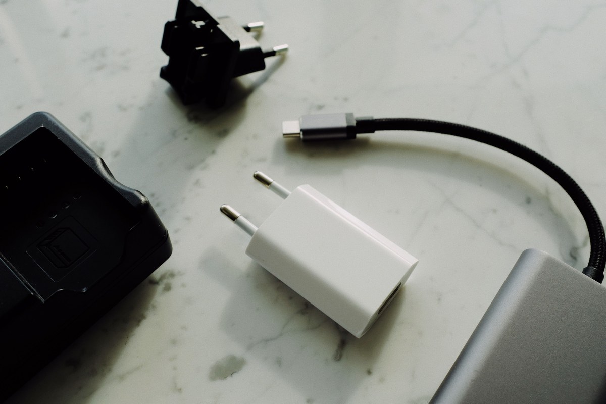 変換プラグと充電まわりのイメージ