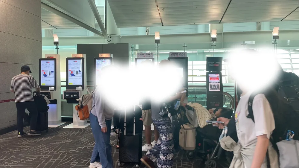 仁川空港の出国エリア、複数の免税店カウンターが並ぶ様子