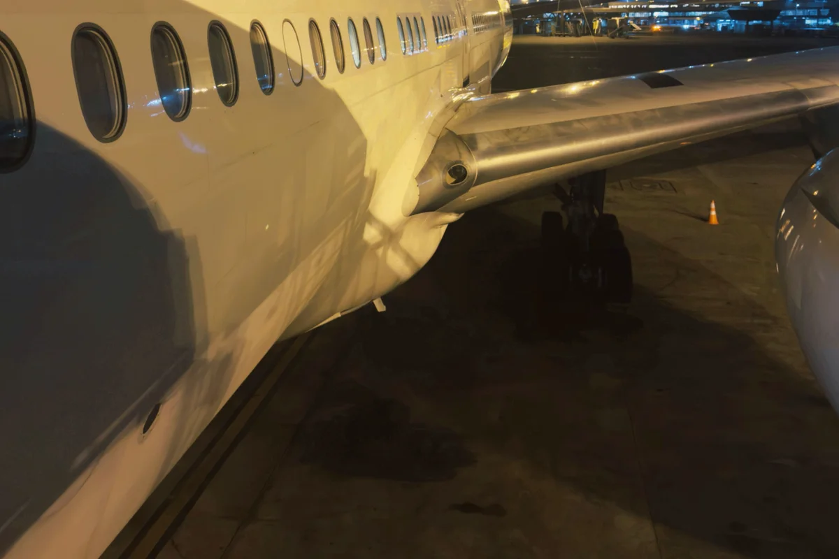 夜の空港に停まった飛行機、翼と機体のクローズアップ