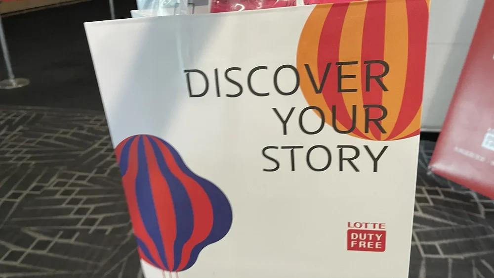 ロッテ免税店のショッピングバッグ、DISCOVER YOUR STORYのデザイン