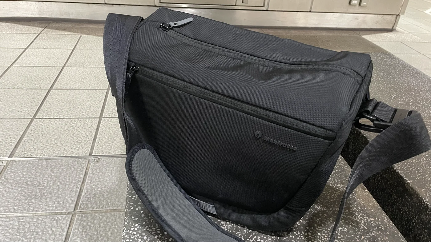 黒いカメラバッグ、Manfrottoのロゴが見えるクローズアップ