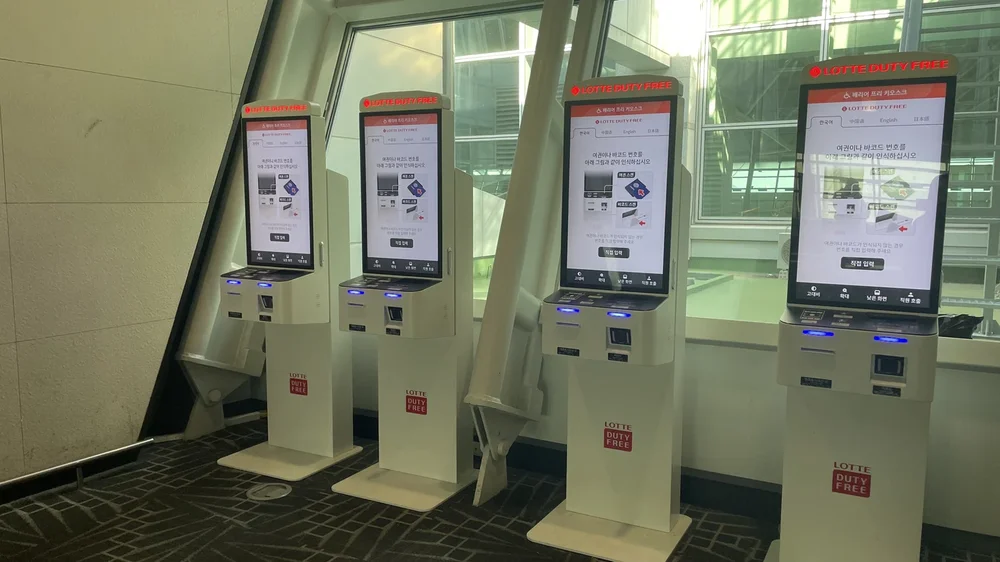 ロッテ免税店の受け取りキオスク、日本語表示のパスポートスキャン案内