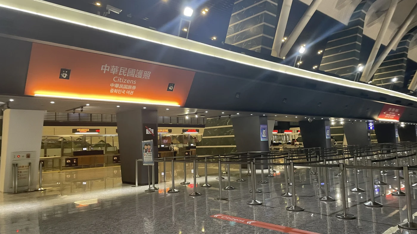 桃園空港の入国審査エリア、市民専用レーンの案内